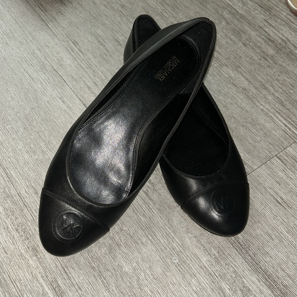 Michael Kors Classic Black Flats round cap toe with MK logo - Picture 1 of 10